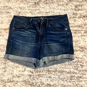 Size 8 Universal Thread jean shorts